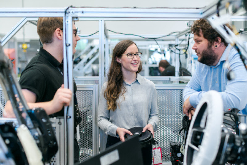 Consultants en innovation technologique en pleine collaboration sur un projet d’ingénierie