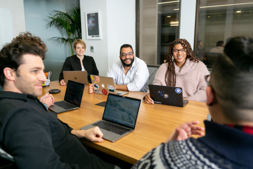 Accompagnement personnalisé par des experts métiers dans un bureau
