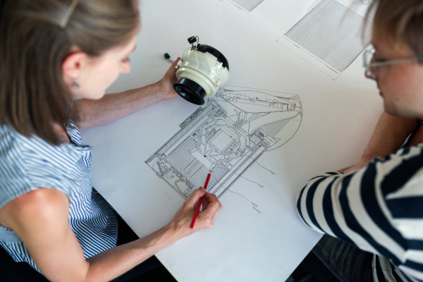 Équipe de conception technique en train de travailler sur un projet de développement industriel