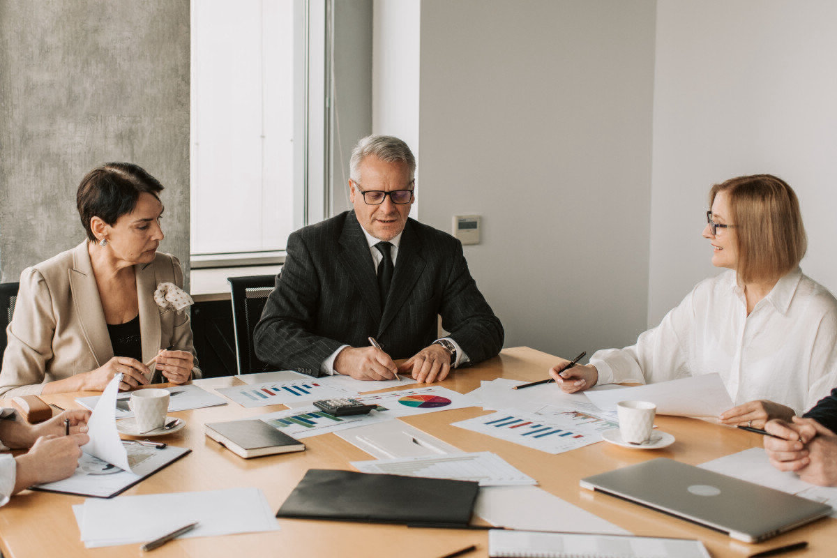 Consultant finance conseille une entreprise autour d\'un bureau