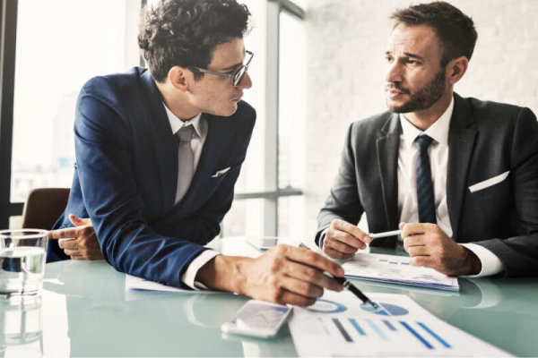 Collaboration entre professionnels en entreprise sur une mission stratégique
