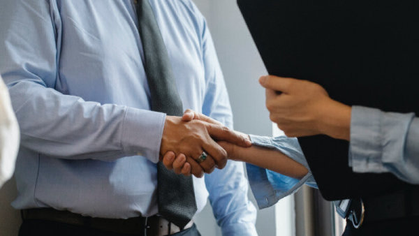 Poignée de main entre consultant expert et professionnel