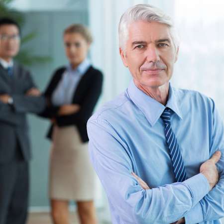 Manager de transition ou recrutement : quelle solution face aux départs de seniors ?