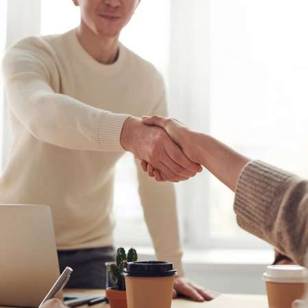 Comment trouver ses premiers clients en tant que freelance ou consultant indépendant en 2025