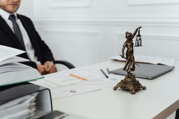 Recourir à des consultants indépendants dans un marché public : ce qui est possible, comment ça se structure