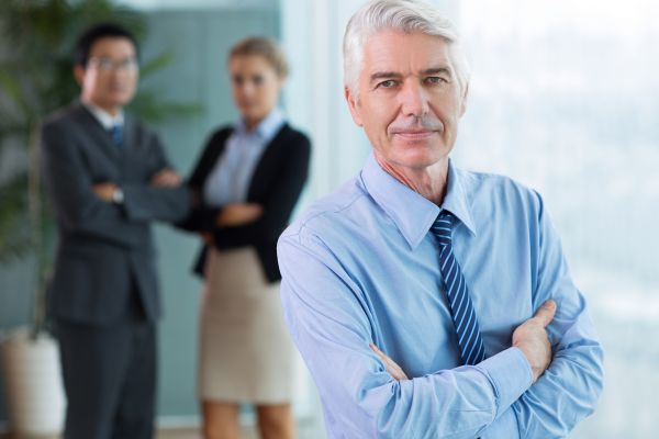 Manager de transition ou recrutement : quelle solution face aux départs de seniors ?