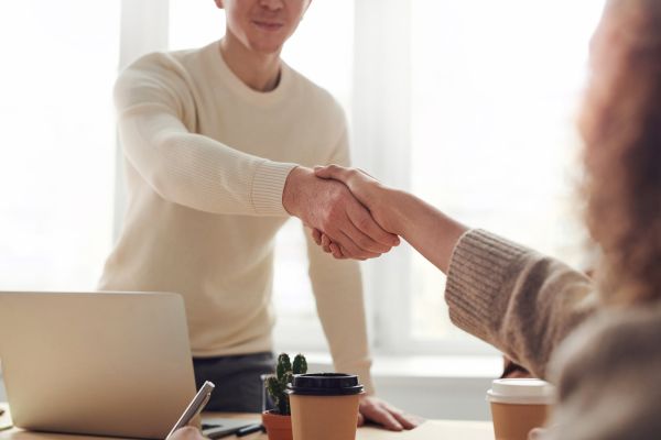 Comment trouver ses premiers clients en tant que freelance ou consultant indépendant en 2025
